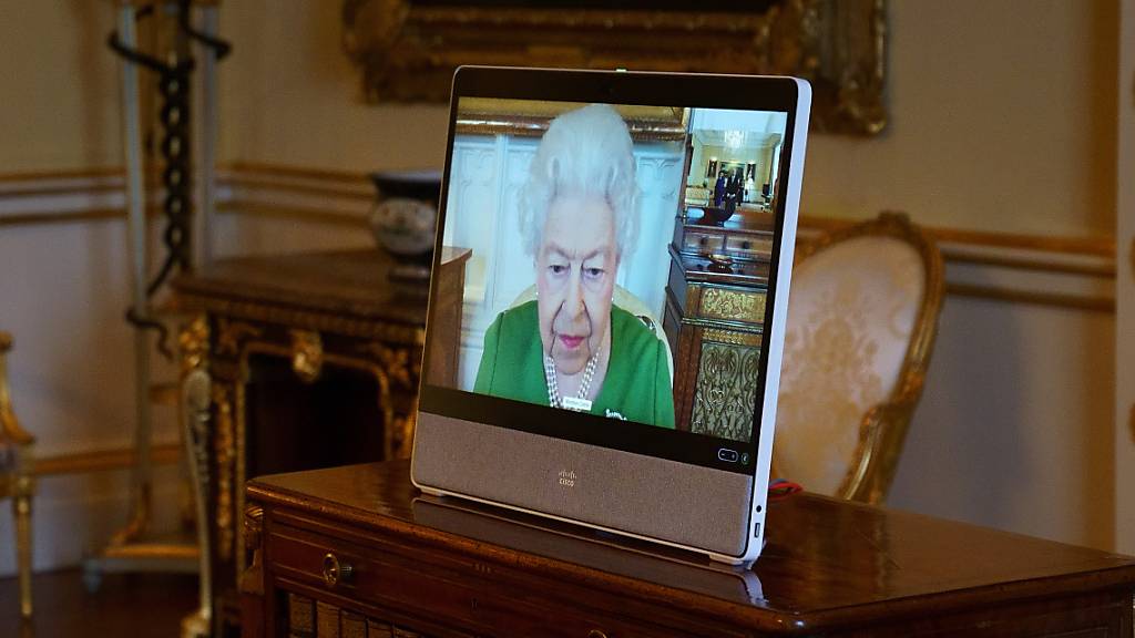 Königin Elizabeth II. (Bildschirm) empfängt per Videoschalte von Schloss Windsor aus, während einer virtuellen Audienz, den Botschafter von Andorra im Buckingham Palast. Foto: Victoria Jones/PA Wire/dpa