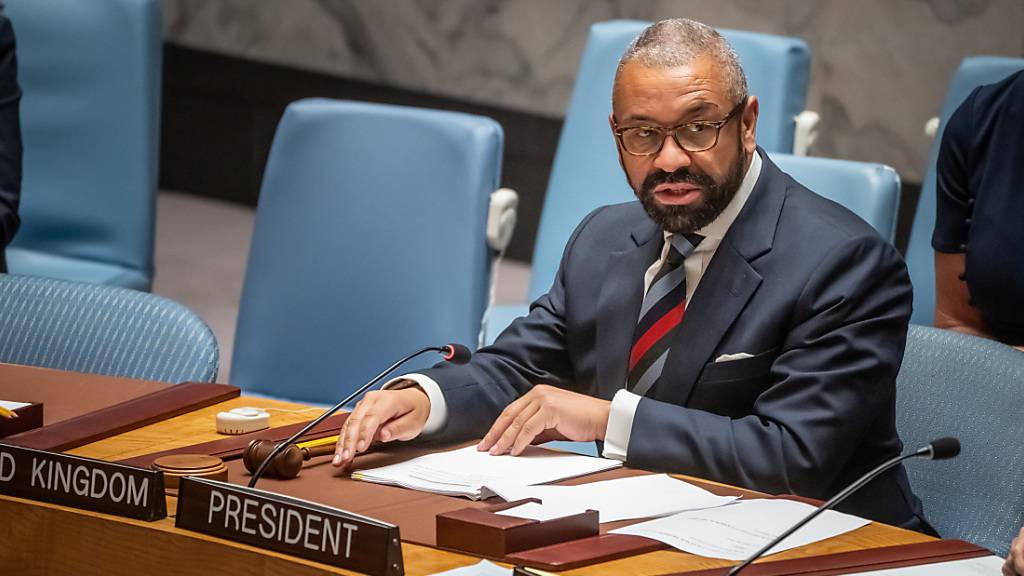 FILED - Der britische Außenminister James Cleverly leitet die Sitzung des UN-Sicherheitsrats zur Ukraine. Photo: Michael Kappeler/dpa