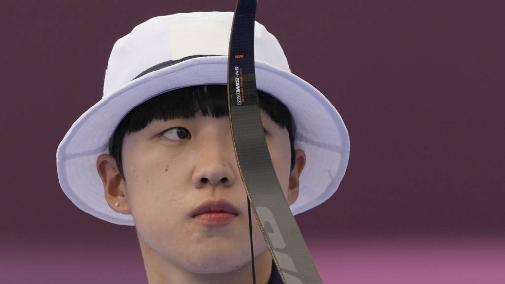 Der modische Hut tarnt bei Triple-Goldgewinnerin An San aus Südkorea den feministischen Kurzhaarschnitt, für den sie in der Heimat kritisiert worden ist.