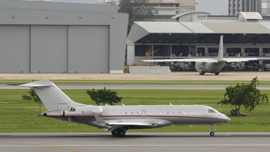 Das Flugzeug, in dem Julian Assange von WikiLeaks vermutet wird. Foto: Sakchai Lalit/AP/dpa