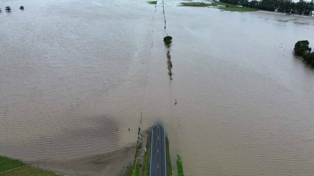 Das am 21. Mai 2025 zur Verfügung gestellte undatierte Bild zeigt Überschwemmungen an der High Street in Wallalong im Rahmen eines Unwetters, das die Region Hunter und die mittlere Nordküste des Bundesstaats New South Wales betrifft. Foto: Supplied/NSW SES/dpa