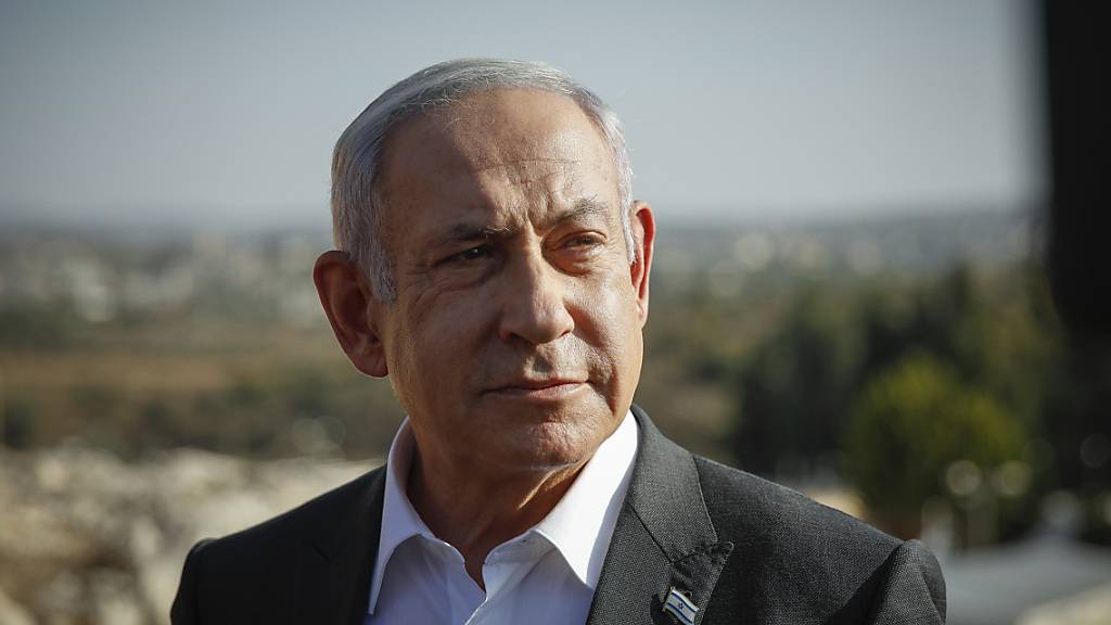 ARCHIV - Benjamin Netanjahu (r), Premierminister von Israel, trifft zu einer Besprechung in der Nähe des Militärpostens Salem zwischen Israel und dem Westjordanland ein. Foto: Shir Torem/POOL FLASH 90/AP/dpa