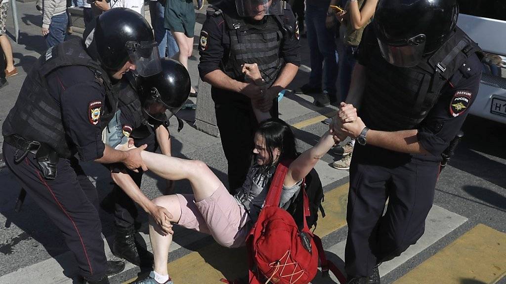 Bei der Protestkundgebung vom Samstag in Moskau sind nach Angaben von Aktivisten über 1300 Menschen festgenommen worden.