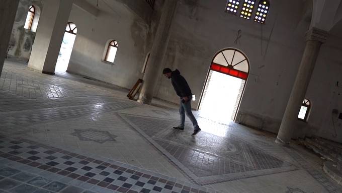 In Griechenland steht die wohl schiefste Kirche der Welt