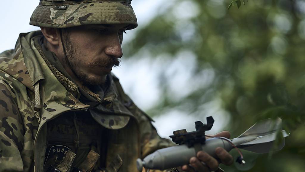 Ein Soldat der 3. Separatistenbrigade der Ukraine lädt eine Bombe auf eine Drohne in der Nähe von Bachmut. Der Militäranalyst Franz-Stefan Gady rechnet damit, dass die ukrainische Gegenoffensive in den kommenden Wochen kulminiert. Foto: LIBKOS/AP