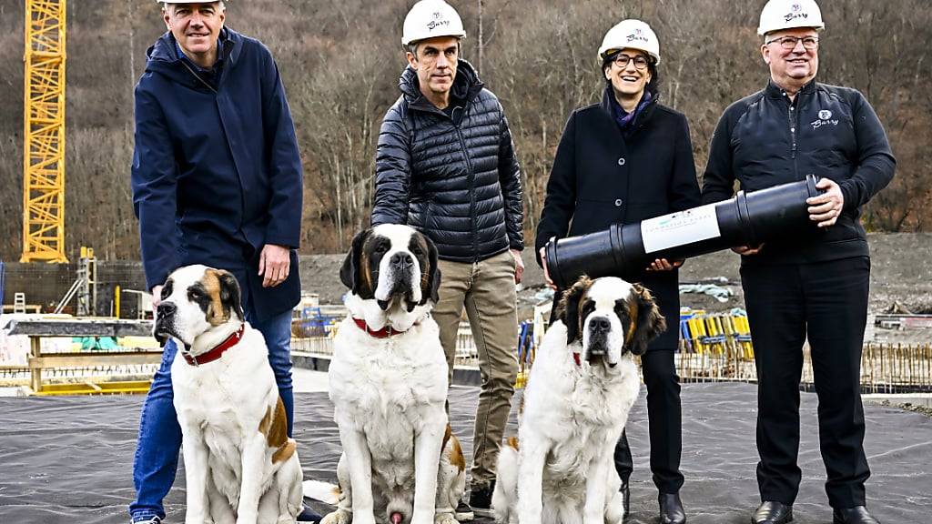 Im Einsatz für Bernhardinerhunde: Staatsratspräsident Christophe Darbellay, Architekt Nicolas Meilland, die Stadtpräsidentin von Martigny, Anne-Laure Couchepin Vouilloz, sowie der Präsident der Stiftung Barryland, Jean-Maurice Tornay.