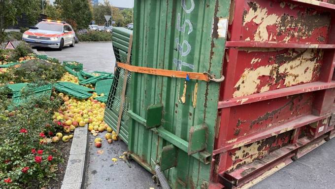 Anhänger umgekippt – zwei Tonnen Äpfel auf Strasse gerollt
