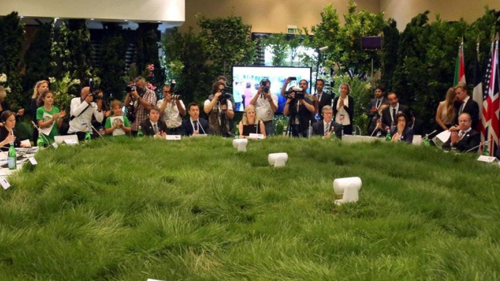 Die Gespräche am G7-Umwelttreffen in Bologna fanden an einem mit Gras bedeckten Tisch statt.
