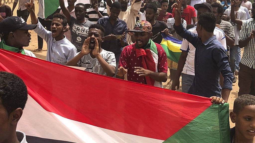 In der sudanesischen Hauptstadt Khartum sind am Sonntag erneut Tausende Demonstranten für die Einsetzung einer Zivilregierung im Land auf die Strasse gegangen.