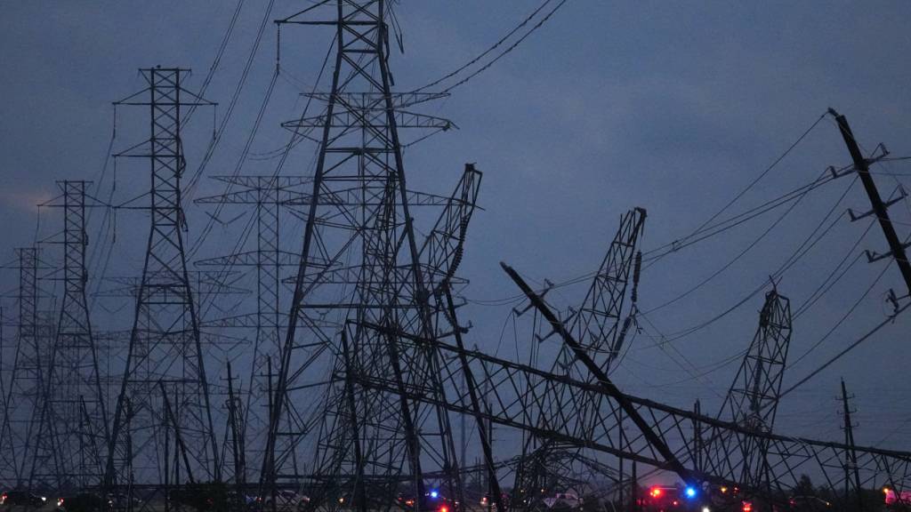 Nach einem Sturm sind in der Nähe des Grand Parkway und der West Road Stromleitungen umgeknickt. Foto: Melissa Phillip/Houston Chronicle/AP/dpa - ACHTUNG: Nur zur redaktionellen Verwendung und nur mit vollständiger Nennung des vorstehenden Credits