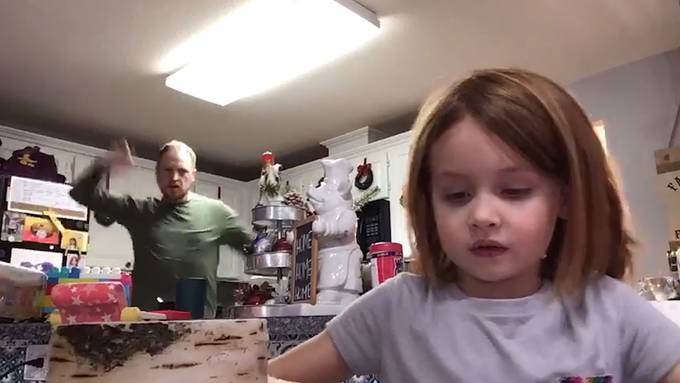 Vater crasht tanzend das Schul-Video seiner Tochter 