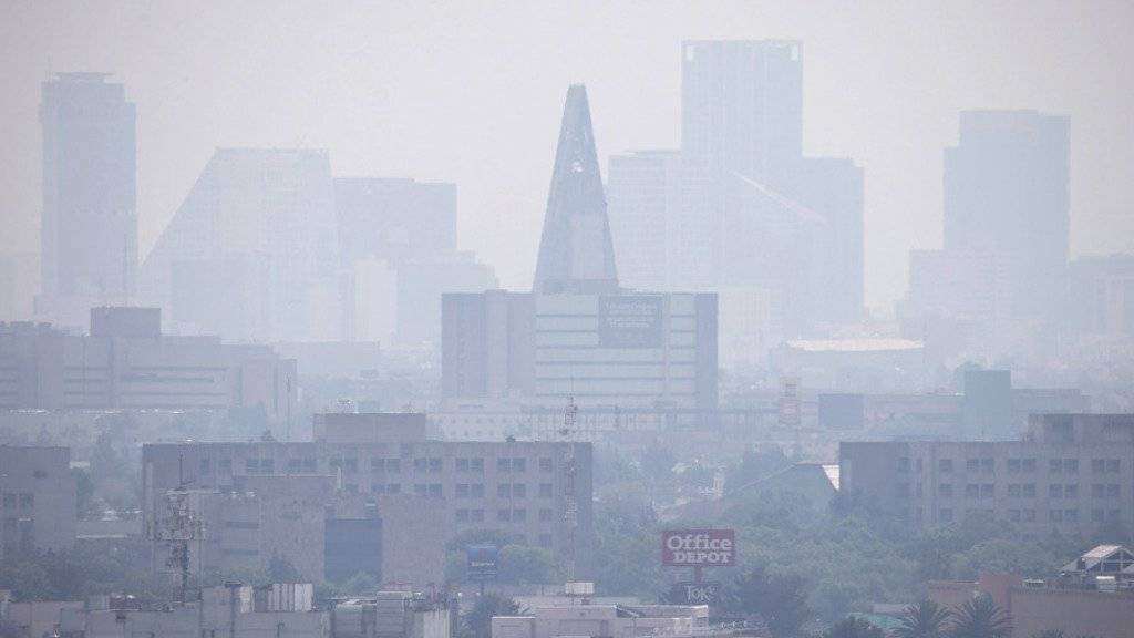 Über der Metropole mit 21 Millionen Einwohnern hängt nahezu ständig eine Smogglocke. (Archivbild)