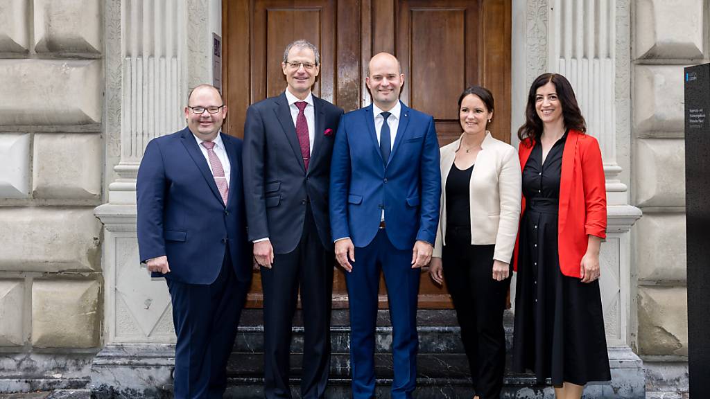 Armin Hartmann (SVP), Reto Wyss (Mitte), Fabian Peter (FDP), Manuela Tschuor (Mitte) und Ylfete Fanaj (SP) bilden den Luzerner Regierungsrat. (Archivaufnahme)