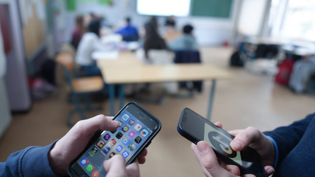 Bündner Parlament lehnt kantonales Handyverbot an Schulen ab
