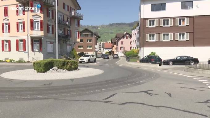 Bauarbeiter zieht Farbspur durch Nidwalden