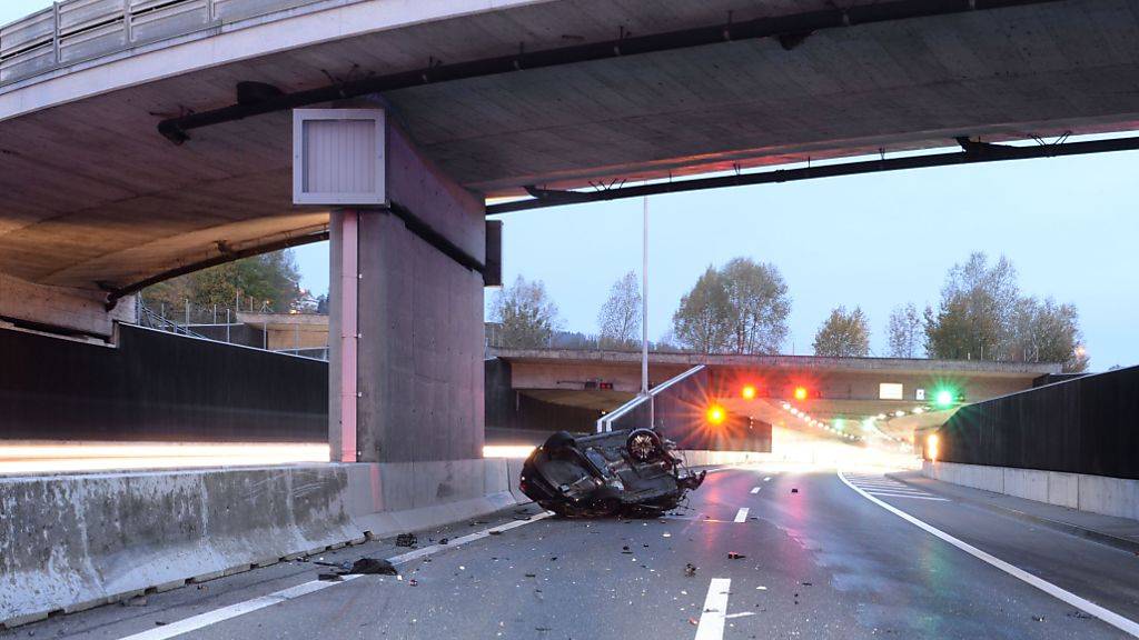 Aus acht Metern Höhe ist bei Horw LU ein Auto auf die Autobahn A2 gestürzt. Der Lenker wurde mittelschwer verletzt.