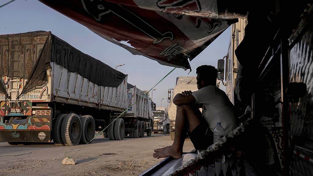 ARCHIV - Ein ägyptischer Fahrer schützt sich auf seinem Lastwagen mit humanitären Hilfsgütern vor der Sonne, während er darauf wartet, den Grenzübergang Rafah zwischen Ägypten und dem Gazastreifen zu passieren. Foto: Amr Nabil/AP/dpa