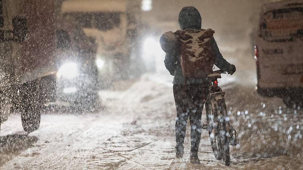 Verkehrschaos und viele Unfälle wegen den starken Schneefällen