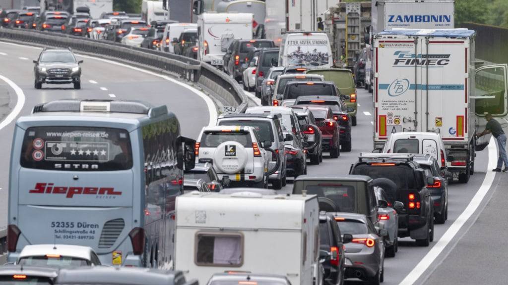 Hintergrund der Motion sind unter anderem die Stau-Probleme auf den Zufahrten zum Gotthard-Strassentunnel. (Archivbild)