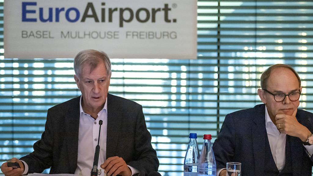 Luc Gaillet, Präsident, und Raymond Cron, Vize-Präsident des Verwaltungsrats des EuroAirports Basel-Mülhausen infomieren über Ausbaupläne.