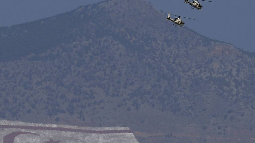 ARCHIV - Zyperns Militärhubschrauber nehmen an einer Militärparade anlässlich des 64. Jahrestages der Unabhängigkeit Zyperns von der britischen Kolonialherrschaft in Nikosia, Zypern teil. Foto: Petros Karadjias/AP/dpa