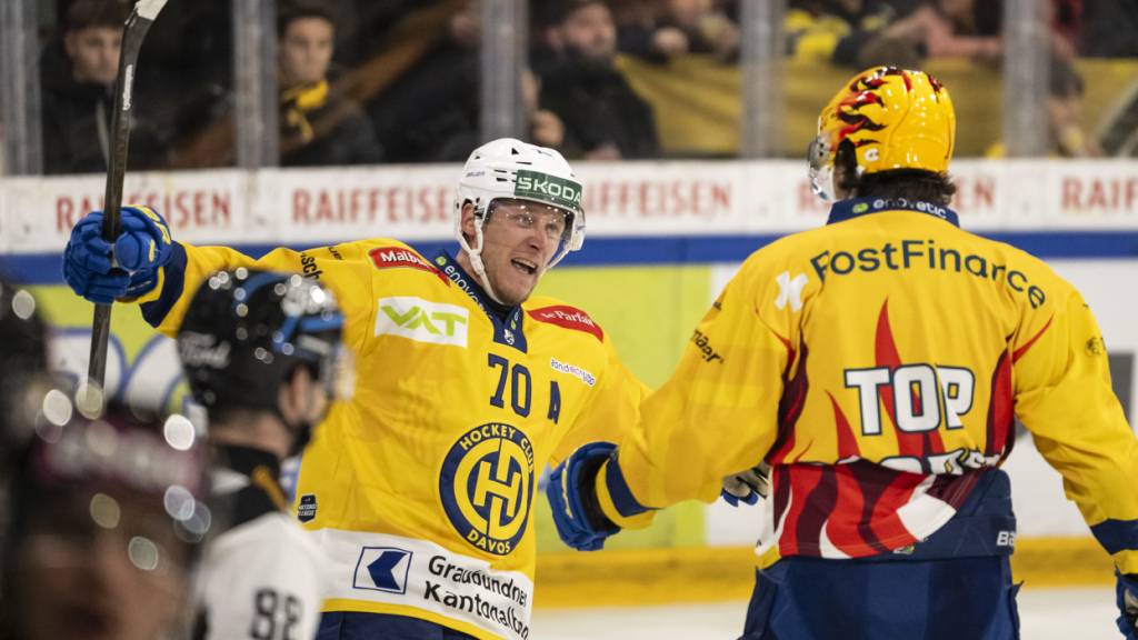 Die HCD-Spieler Enzo Corvi (links) und Matej Stransky jubeln nach dem 3:2-Führungstreffer gegen Schlusslicht Ajoie