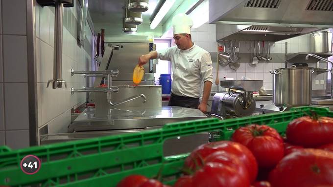 Krumme Rüebli und überreife Tomaten: Koch kämpft gegen Foodwaste