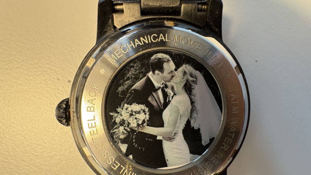 Die Rückseite einer gefundenen Uhr.