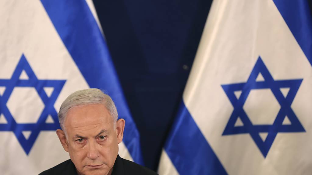 Benjamin Netanjahu, Ministerpräsident von Israel, nimmt an einer Pressekonferenz in der Militärbasis Kirya teil. Foto: Abir Sultan/Pool European Pressphoto Agency/AP/dpa