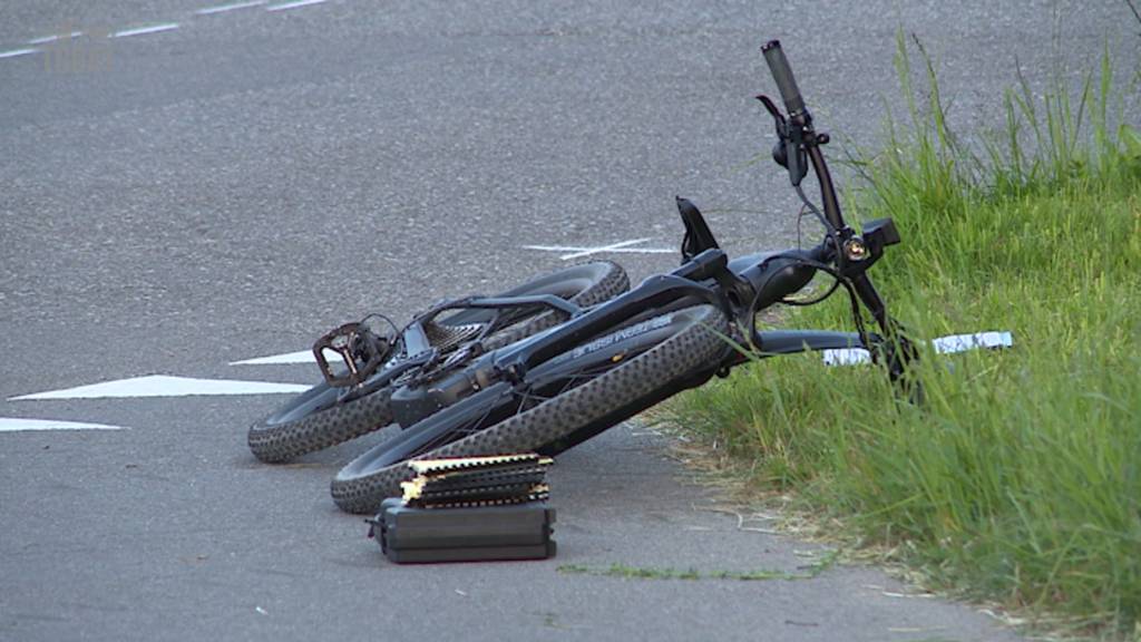 E-Bike-Fahrerin (51) prallt mit Traktor zusammen – und stirbt
