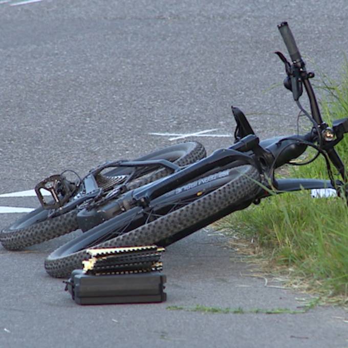 E-Bike-Fahrerin (51) prallt mit Traktor zusammen – und stirbt