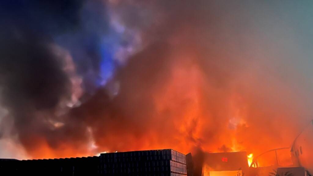 Bei einem Grossbrand in einer Industriehalle in Vétroz VS waren rund 140 Feuerwehrleute aus mehreren Kantonen im Einsatz.