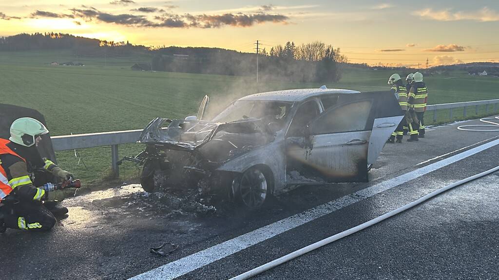 Das Fahrzeug brannte auf dem Pannenstreifen der A1 bei Wängi TG.