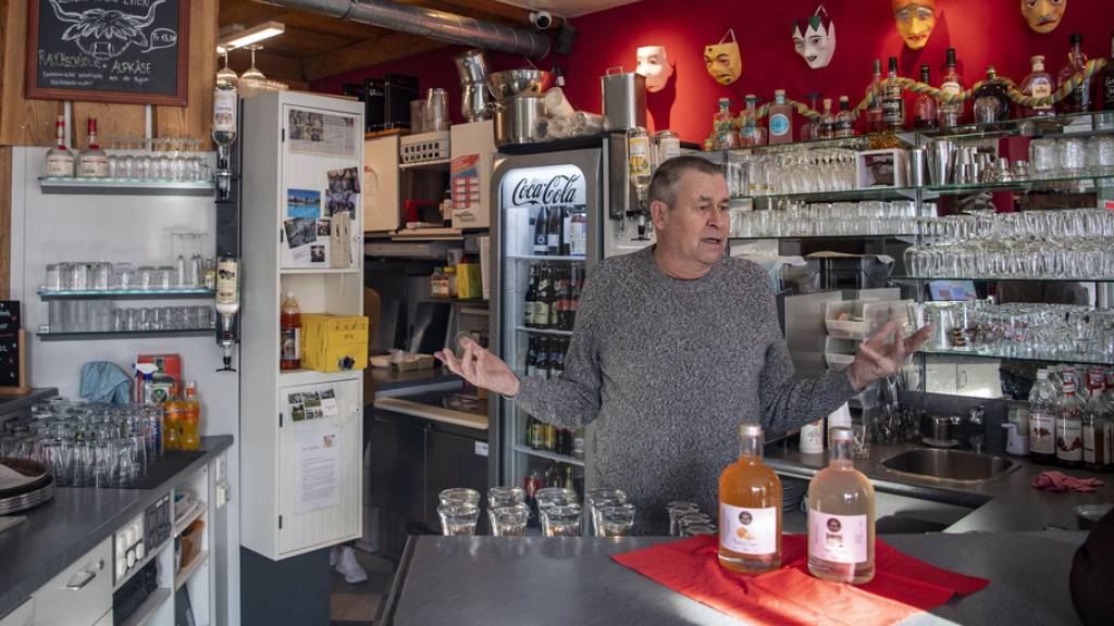 Franz Suter, Inhaber der Mything Bistro Bar in Schwyz, am Samstag in seinem Betrieb. Er wollte diesen am Montag im Rahmen der Protestaktion «Wir machen auf» trotz Verbots öffnen. Restaurants und Bars müssen wegen der Corona-Pandemie bis mindestens am 22. Januar geschlossen bleiben.
