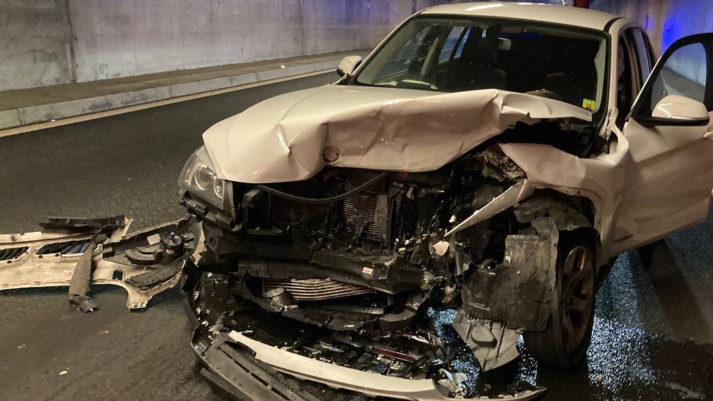 Crash in Kerenzerbergtunnel fordert zwei Verletzte