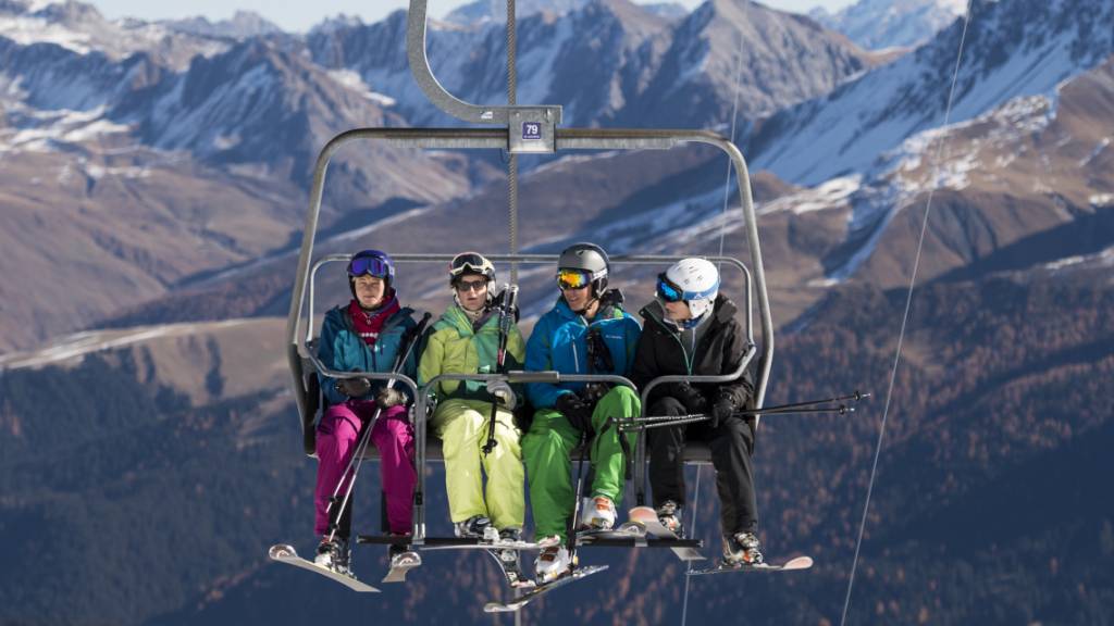 Die Bündner Skigebiete bleiben bis Saisonende offen. Das entschied die Kantonsregierung am Mittwoch.