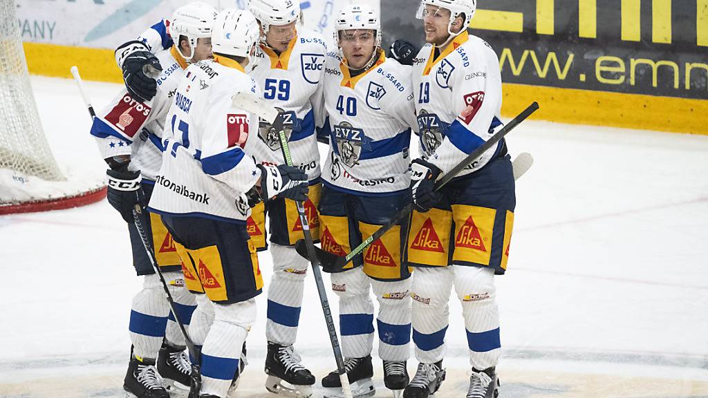 Der EV Zug jubelt in der Resega. Die Zuger gestalteten acht ihrer letzten neun Spiele siegreich