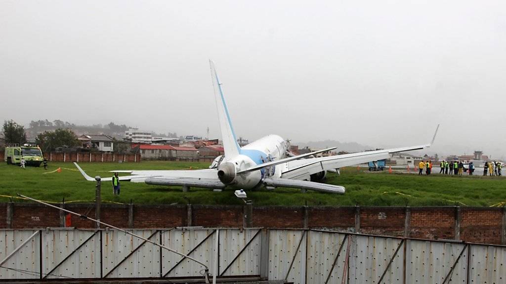Landung im grünen Bereich: Maschine der Fluggesellschaft TAME kommt in Ecuador von der Piste ab.