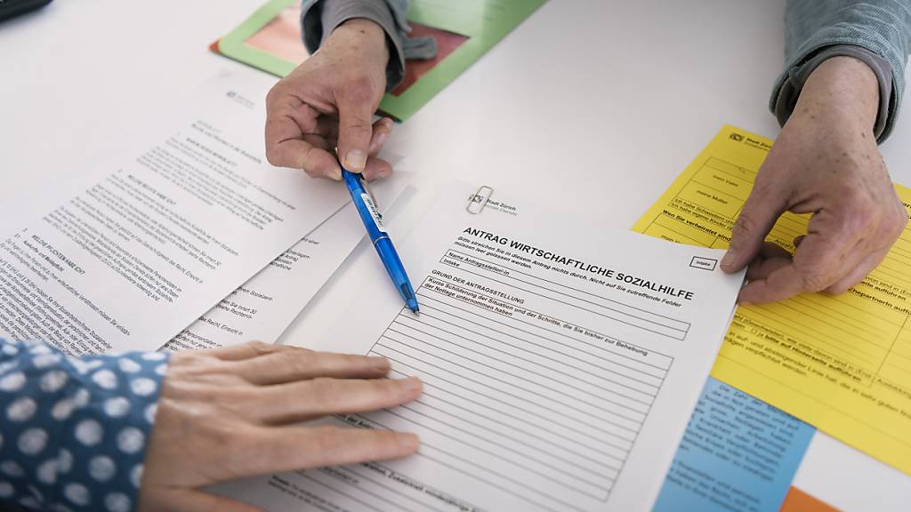 Eine Person in wirtschaftlichen Nöten wird auf dem Sozialamt beraten. (Archivaufnahme)