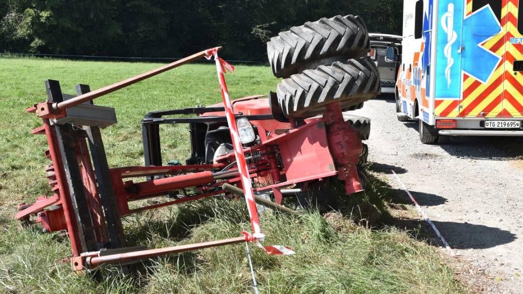 Das landwirtschaftliche Fahrzeug kippte auf einer Kiesstrasse um, worauf der Fahrer eingeklemmt wurde.