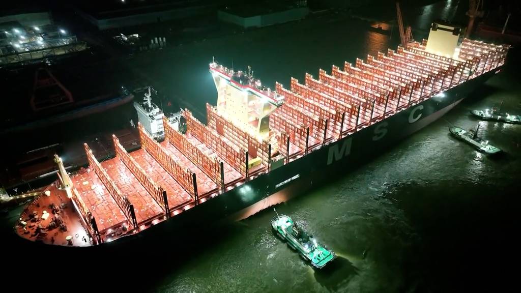 Grösstes Containerschiff der Welt sticht zur Probefahrt in See
