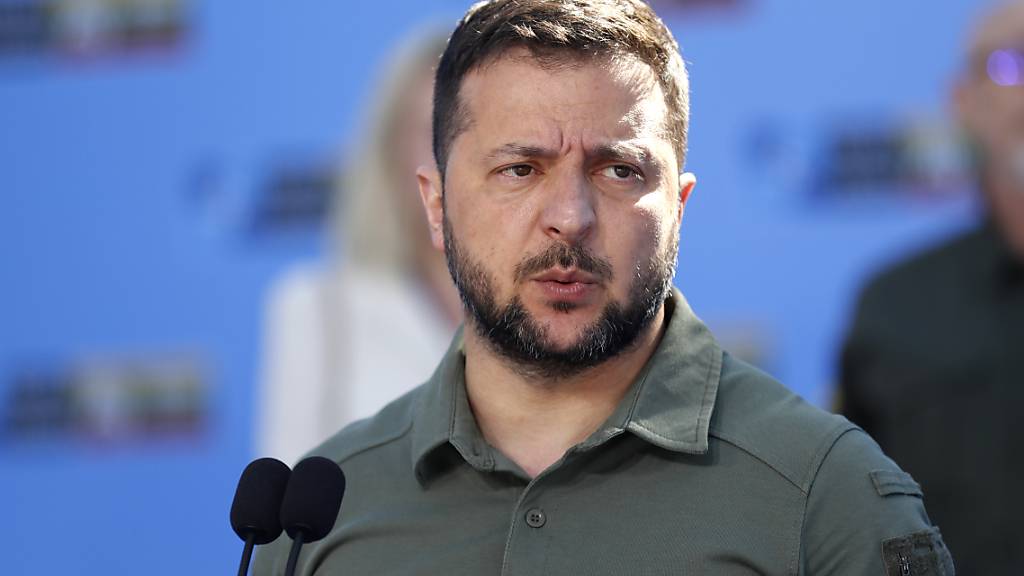 Wolodymyr Selenskyj, Präsident der Ukraine, spricht mit Medienvertretern. Foto: Mindaugas Kulbis/AP