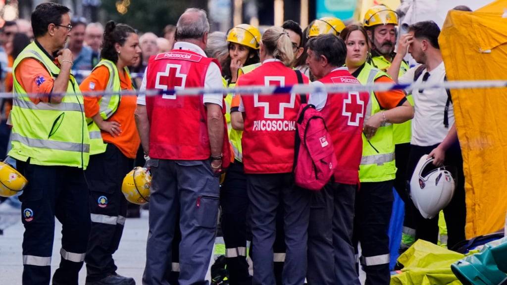 Rettungskräfte arbeiten an der Stelle, an der ein Gebäude im Zentrum von Madrid eingestürzt ist. Foto: Manu Fernandez/AP/dpa