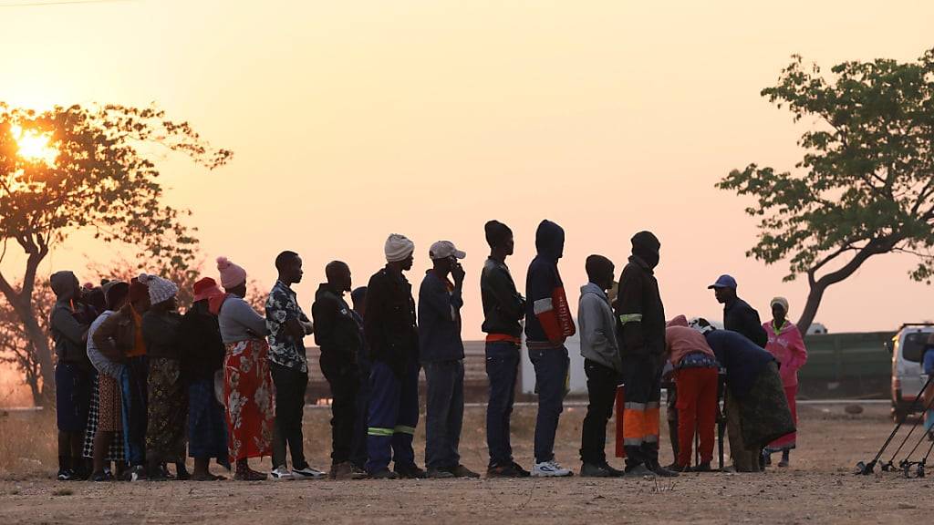 dpatopbilder - Wähler stehen vor einem Wahllokal Schlange zur Stimmabgabe während der Präsidenten- und Parlamentswahl. Foto: Uncredited/AP/dpa