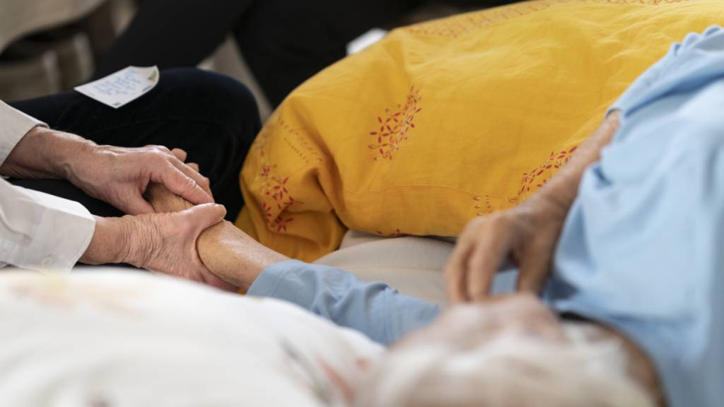 Eine Ehefrau pflegt ihren schwerkranken Mann zu Hause. In Graubünden sollen pflegende Angehörige finanziell unterstützt werden vom Kanton. (Archivbild)