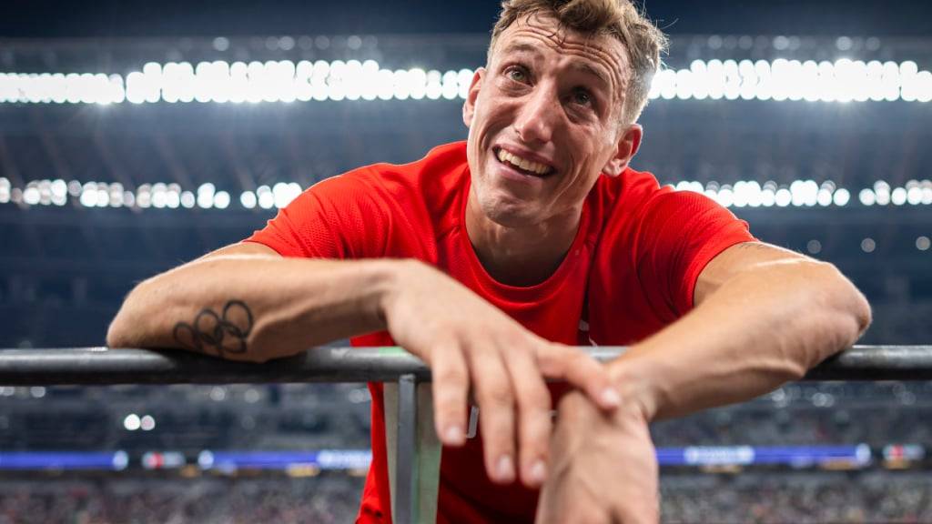Frust pur und Tränen Richtung Trainer: Wie schon vor einem Jahr an den Olympischen Spielen in Paris ist Simon Ehammer im Weitsprung nach einer Top-Leistung Vierter
