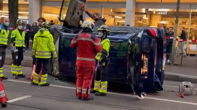 Auto kippt auf Bahnhofstrasse um – Tramlinien stundenlang unterbrochen
