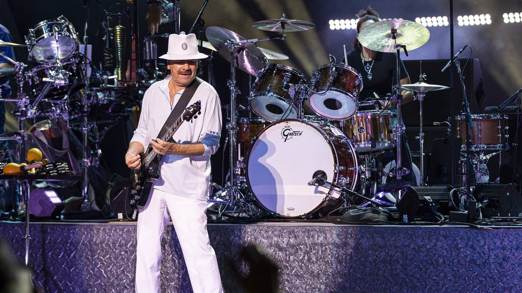 Star-Gitarrist Carlos Santana kollabiert während Konzert auf der Bühne