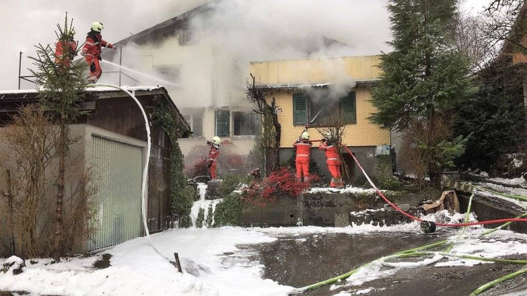 Eine 82-jährige Frau wurde beim Hausbrand in Luchsingen verletzt. Ihr Zustand ist stabil.