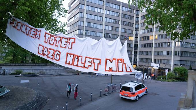 Aktivisten blockieren Eingang zu Bundesamt für Grenzschutz in Bern